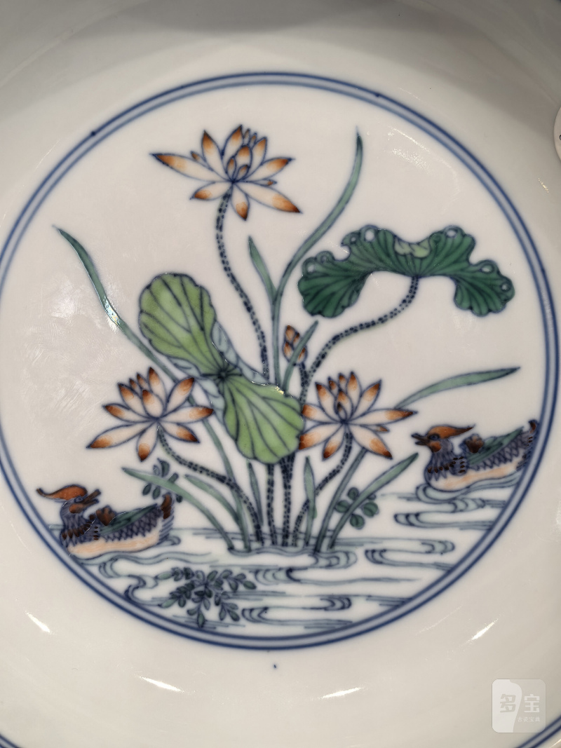 清雍正 斗彩鸳鸯荷塘图卧足盘一对 - 图14